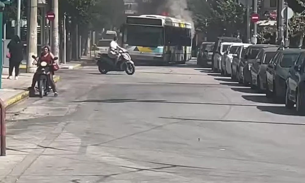 Λεωφορείο της ΕΘΕΛ γεμάτο επιβάτες, πήρε φωτιά την ώρα που κινούνταν στην πλατεία Αγ.Ιωάννη Ρέντη (βίντεο)